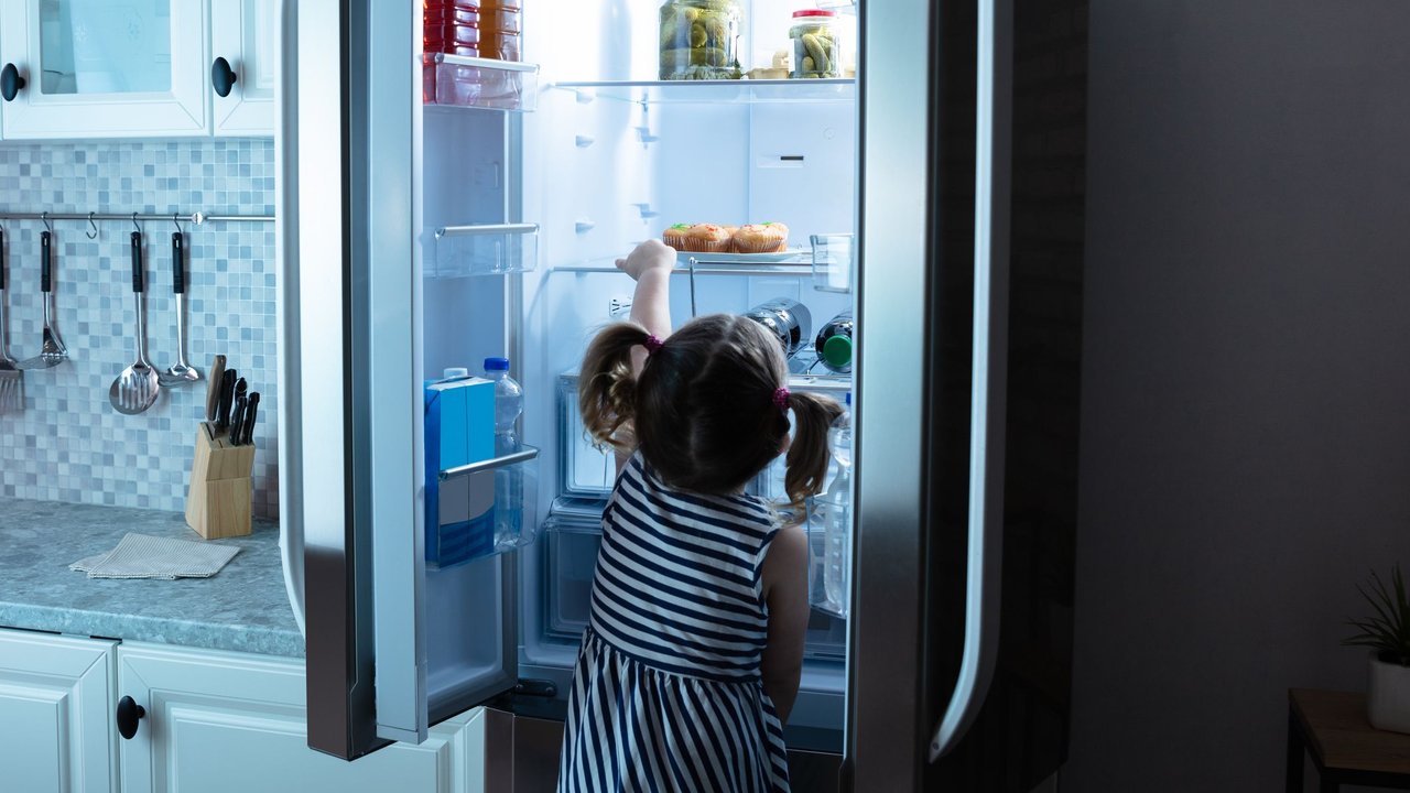 Kühlschrank mit Kind