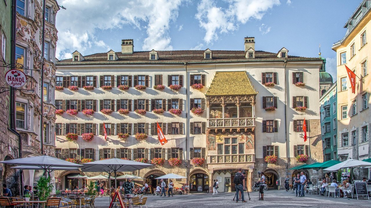 Das „Goldene Dachl“ ist das Wahrzeichen von Innsbruck. Diese Stadt mit I liegt in Österreich.