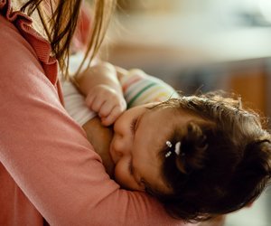 Baby beißt beim Stillen: Welche Ursachen das hat und was schnell hilft