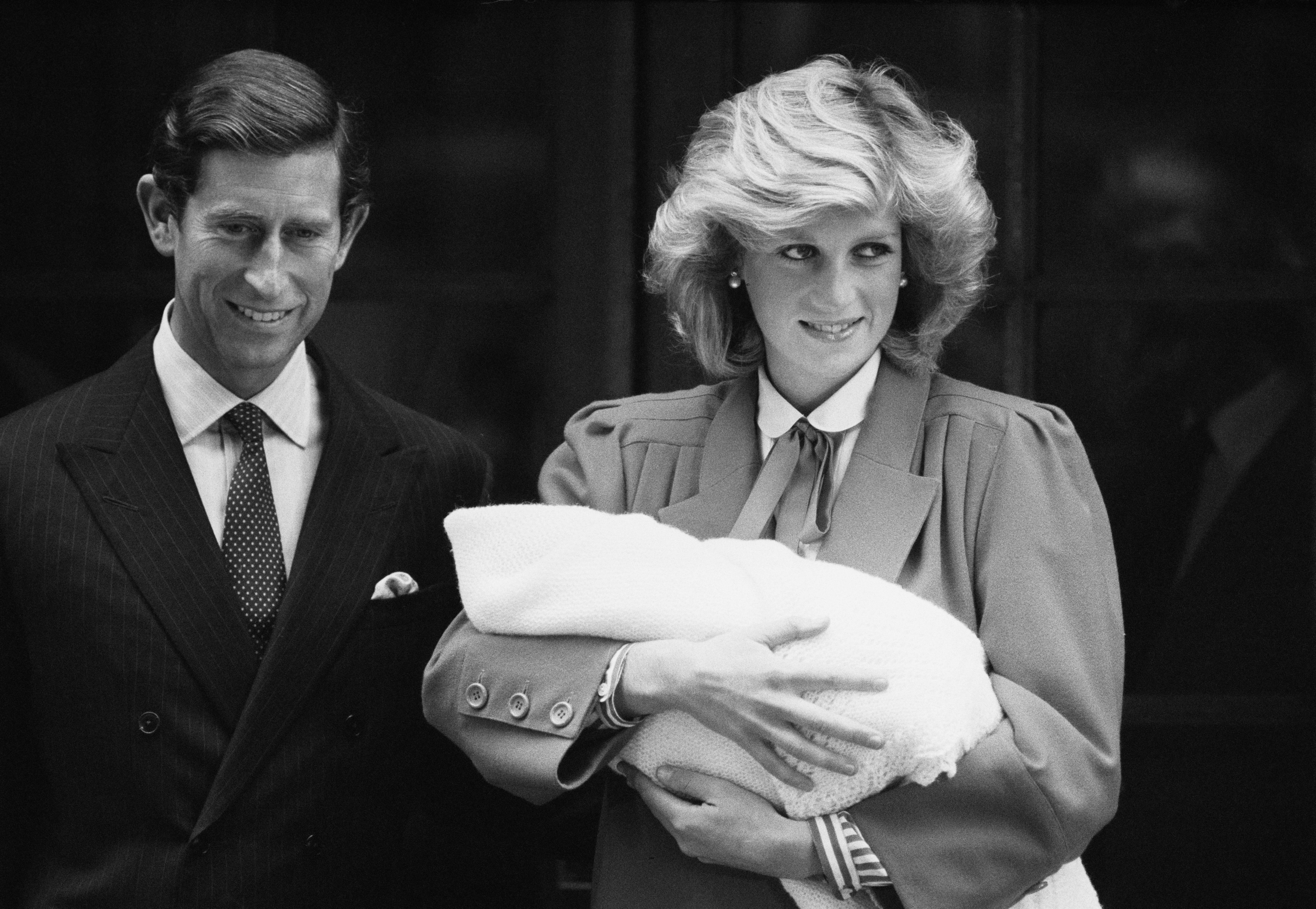 Diana und Charles mit Prinz Harry als Baby