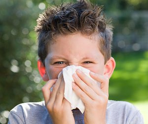 Heuschnupfen bei Kindern: Was Kids mit einer Pollenallergie jetzt wirksam hilft