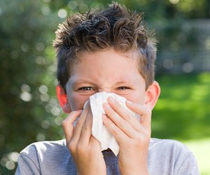 Heuschnupfen bei Kindern: Was Kids mit einer Pollenallergie sicher & wirksam hilft