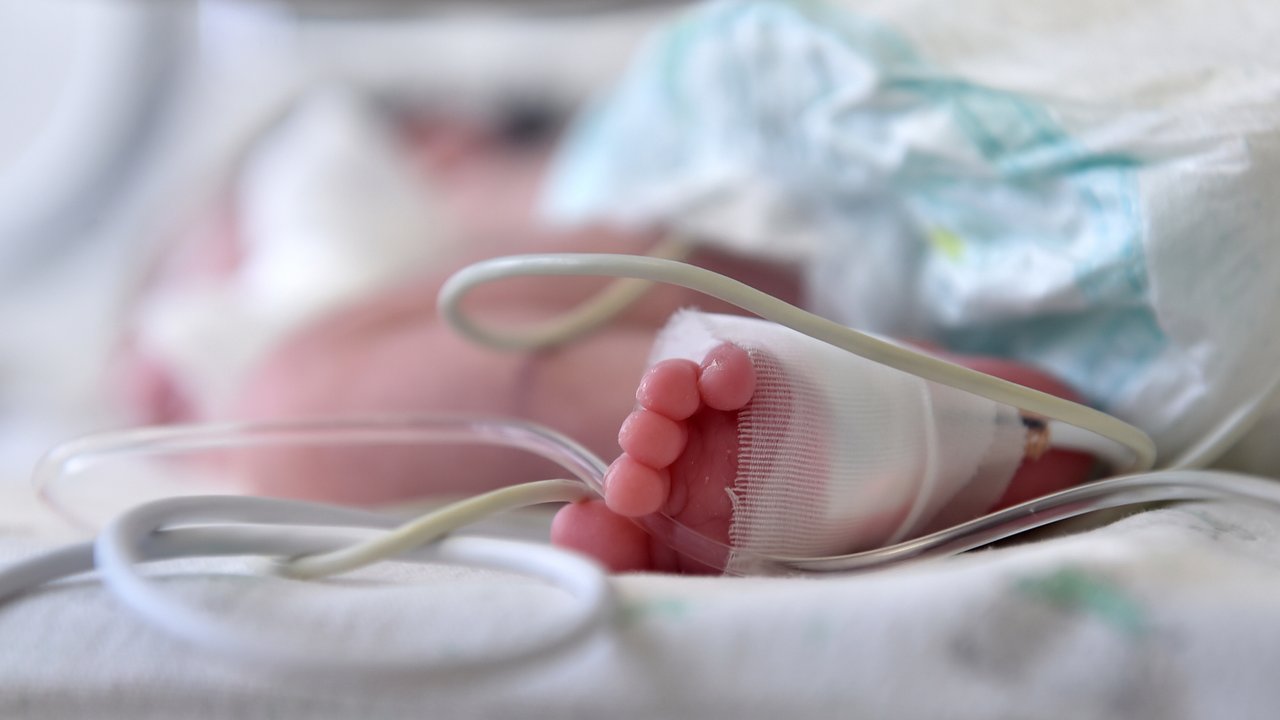 Baby mit drei Promille im blut bei der Geburt hat nicht überlebt