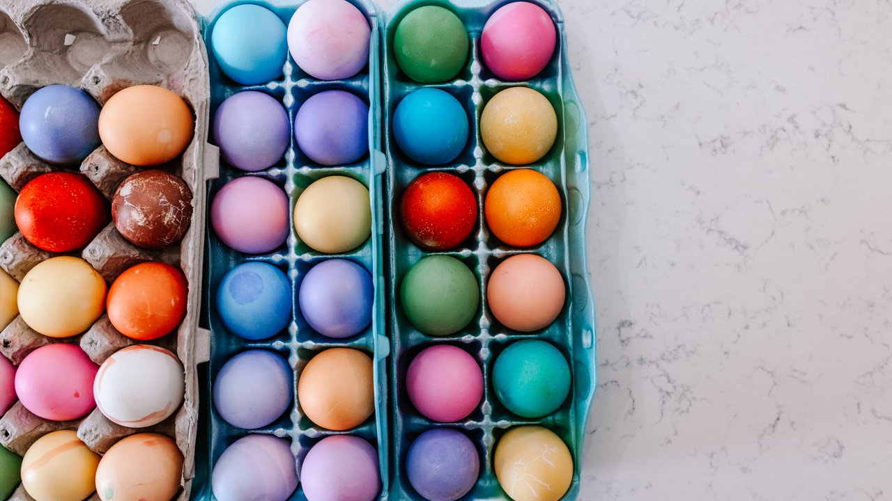 Osterzeit ist Eierzeit. Fehlen nur noch bunte Eierbecher: Wir haben Eierbecher für dich rausgesucht, die jetzt schon gute Laune machen.