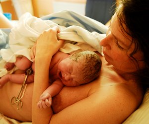 Zangengeburt: Das sind Ablauf, Risiken und die Folgen für Mama und Baby