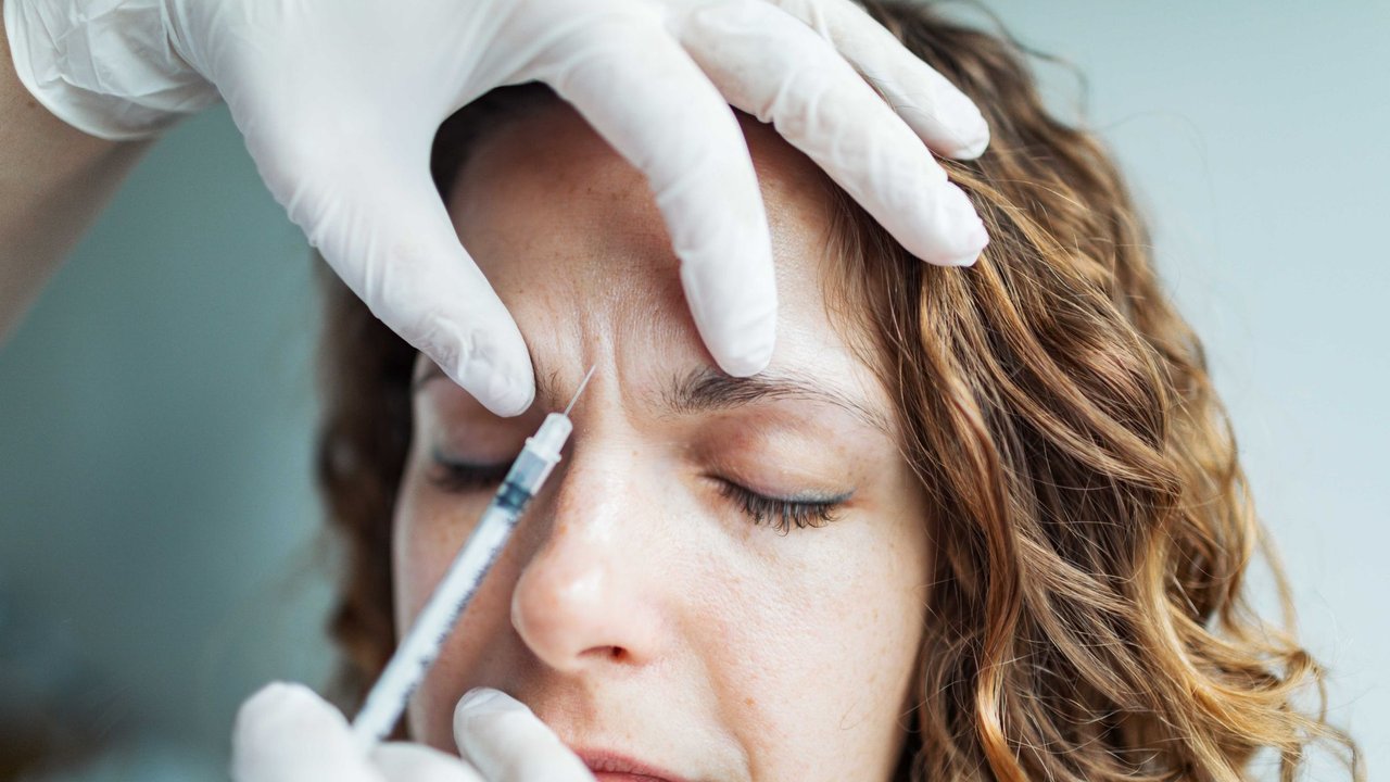 Botox in der Stillzeit: Frau lässt sich Botox gegen Falten in die Stirn spritzen