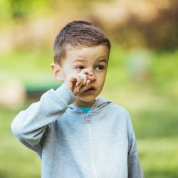 Euer Kind hat Heuschnupfen? Ein Allergie-Experte erklärt, was hilft