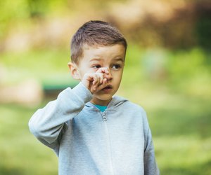 Euer Kind hat Heuschnupfen? Unser Allergie-Experte erklärt, was jetzt hilft