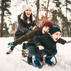 Spiele im Schnee: 11 coole Ideen für Kinder und Eltern