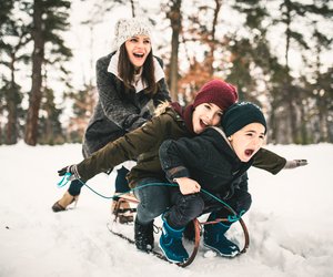 Spiele im Schnee: 11 coole Ideen für Kinder und Eltern