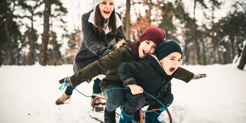 Spiele im Schnee: 11 Ideen für Kinder und Eltern