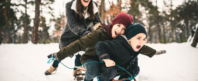 Spiele im Schnee: 11 Ideen für Kinder und Eltern