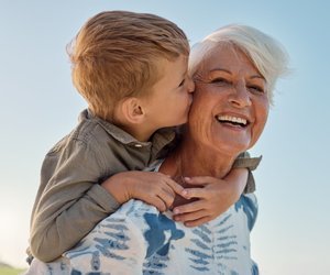 Sparen für Enkelkinder: So machen es Oma und Opa richtig!