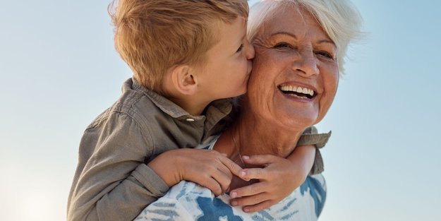 Sparen für Enkelkinder: So machen es Oma und Opa richtig!