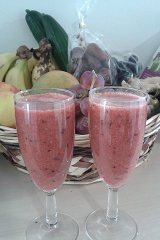 Frucht-Smoothie: Erdbeere-Traube-Ingwer