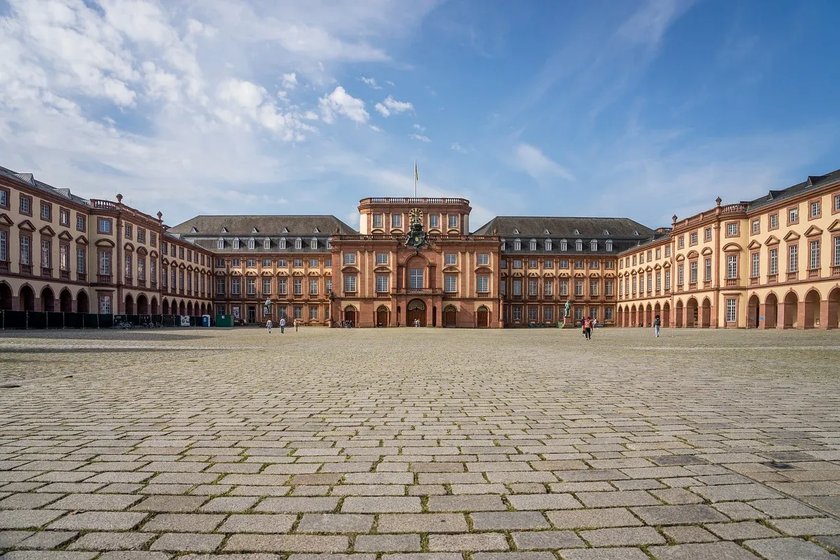 Ehrenhof und Eingang des Mannheimer Schlosses