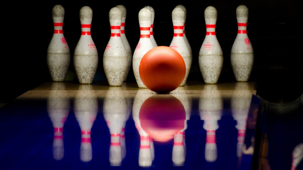 Alle Neune oder Strike? Was ist der Unterschied zwischen Kegeln und Bowling?