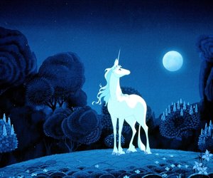 Ein Hauch von Nostalgie: Dieser Weihnachts-Pulli mit „Das letzte Einhorn“-Motiv ist ein Weihnachts-Knaller