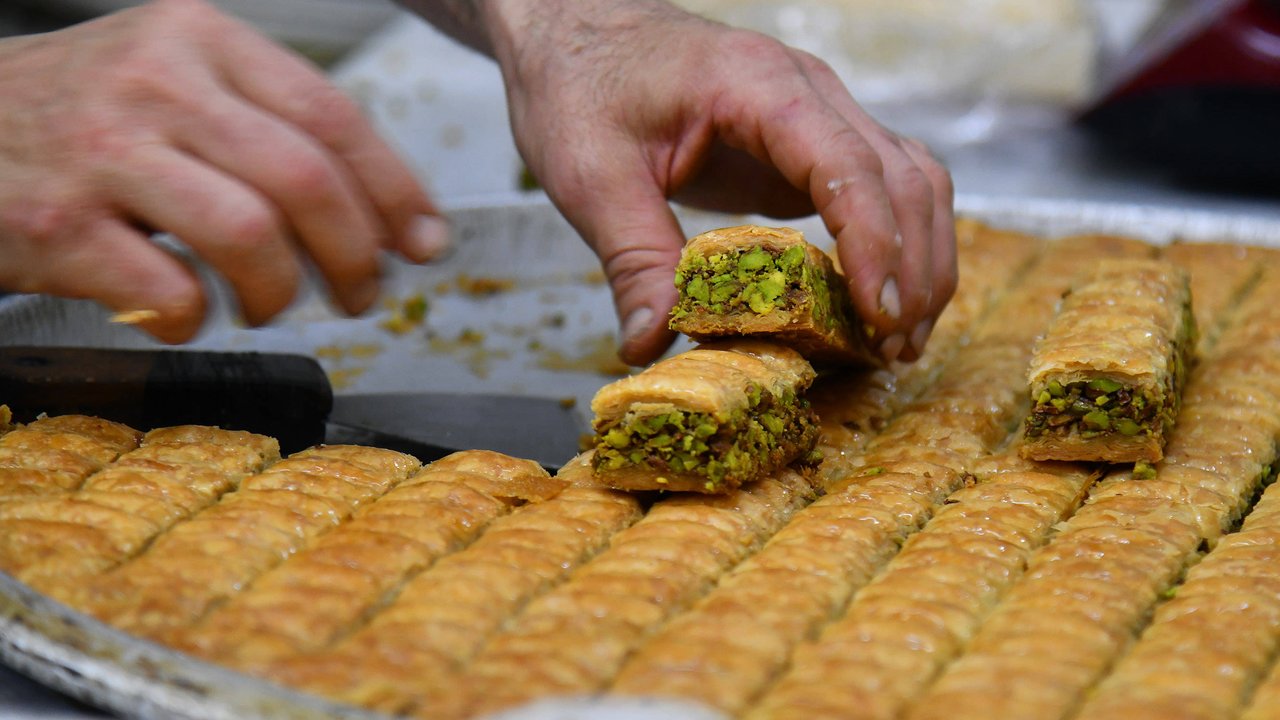 Baklava: Blätterteig, der mit Nüssen, Honig und Zucker gefüllt ist.