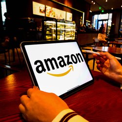 Amazon bietet einen bequemen Hocker mit Polstern an, der äußerst stylisch wirkt