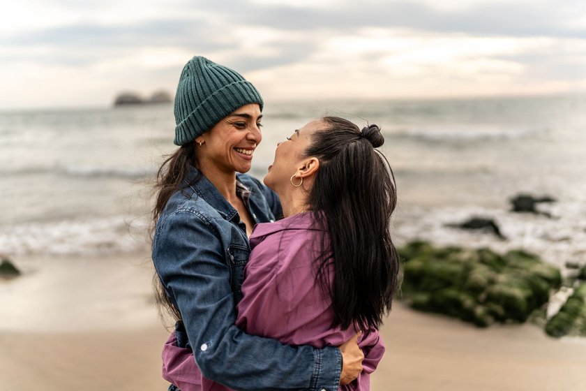 Glückliches Paar gemeinsam am Strand