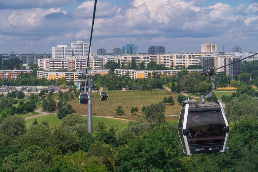 Blick aus einer Kabine der Seilbahn über den Gärten der Welt.