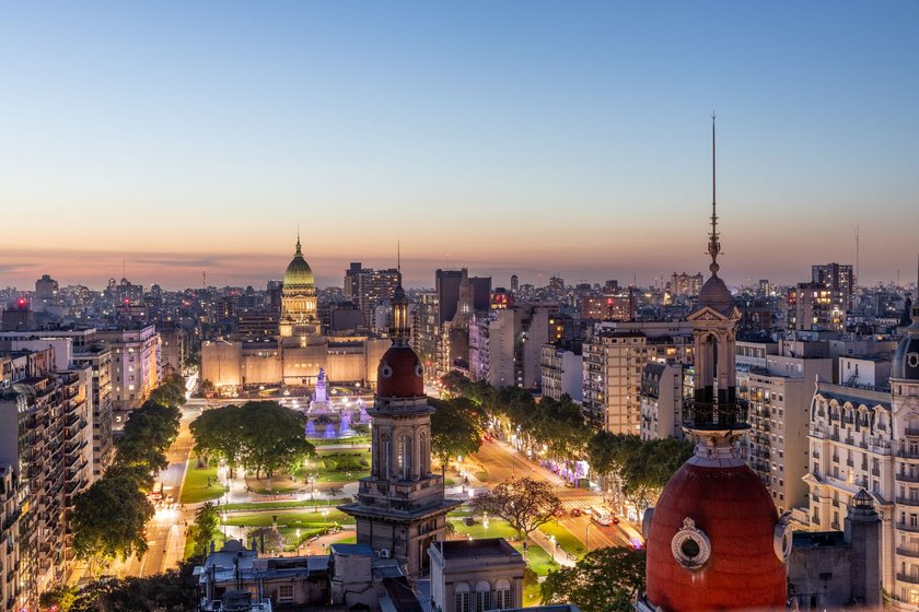 Blick auf den Plaza Mariano Moreno in Buenos Aires bei Sonnenuntergang