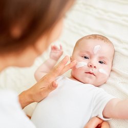 Babypflegecremes im Test: Zwei bekannte Marken bewertet Öko-Test mit "mangelhaft" und "ausreichend"