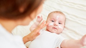 Baby-Cremes – ja oder nein? Unser Ratgeber für gepflegte Babyhaut
