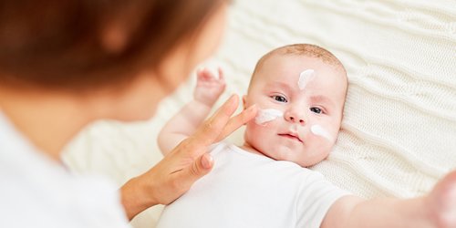 Baby-Cremes – ja oder nein? Unser Ratgeber für gepflegte Babyhaut