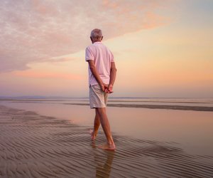 Psychologie: Darum gehen Menschen mit den Händen hinter dem Rücken
