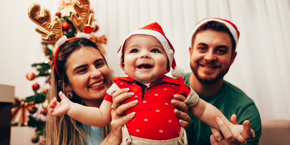 Erstes Weihnachten mit Baby: Mit diesen Tipps wird es für alle entspannt