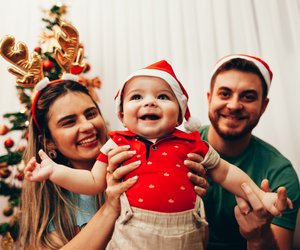 Erstes Weihnachten mit Baby: Mit diesen Tipps wird es für alle entspannt