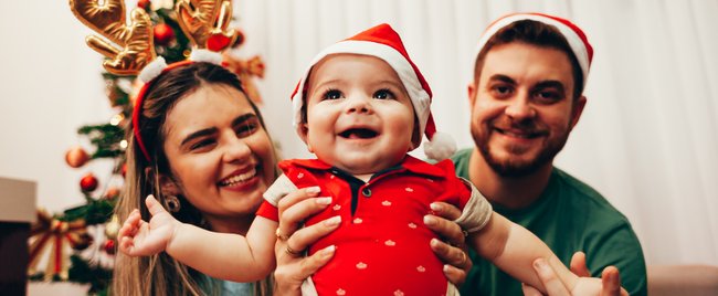 Erstes Weihnachten mit Baby: Mit diesen Tipps wird es für alle entspannt