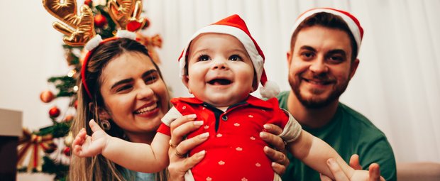 Erstes Weihnachten mit Baby: Mit diesen Tipps wird es für alle entspannt