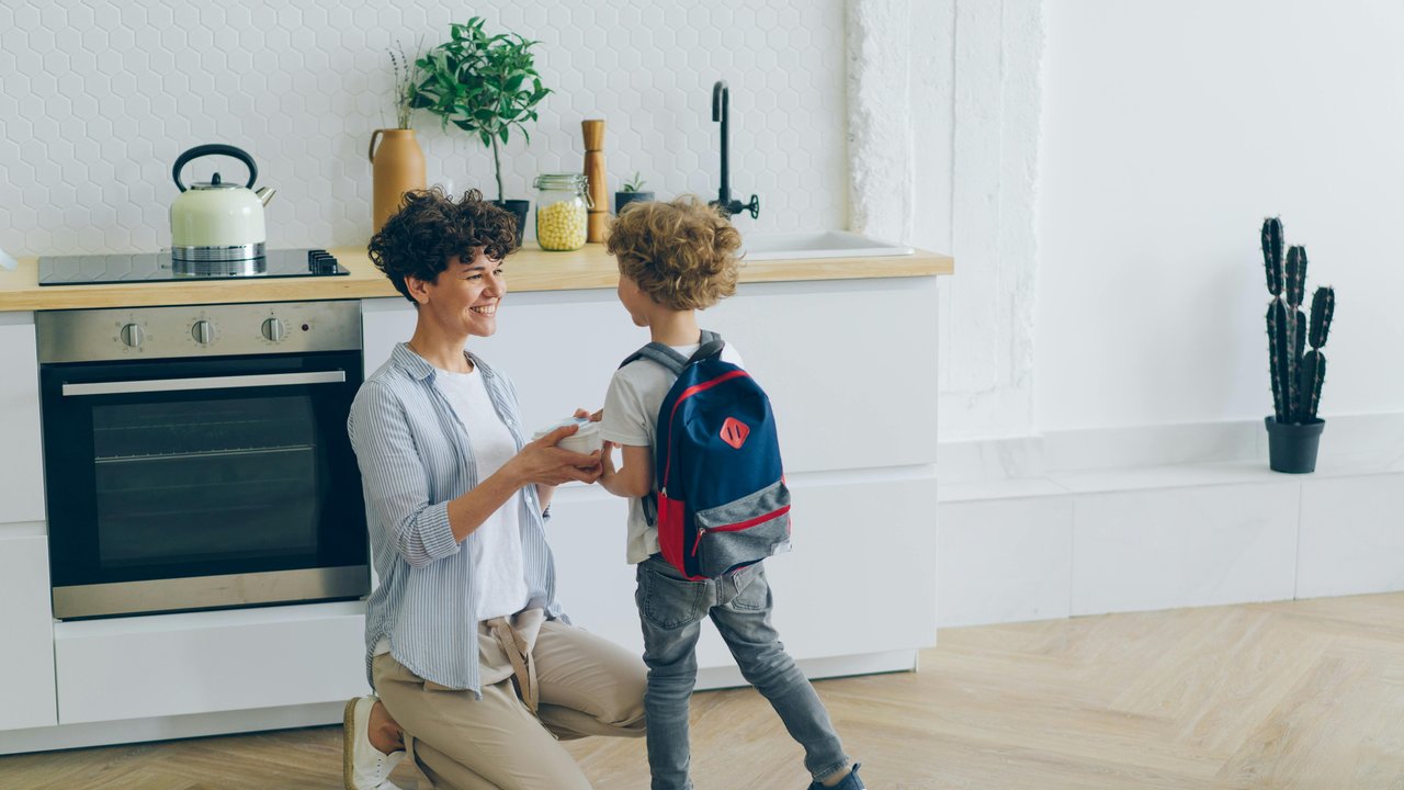 Wir verraten dir 3 Sätze, die du deinem Kind beim Abschied sagen kannst, um in Verbindung zu bleiben.