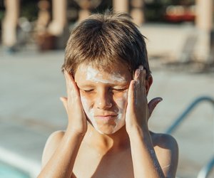 Sonnencreme-Flecken entfernen: Mit diesen Tricks und Hausmitteln kein Problem