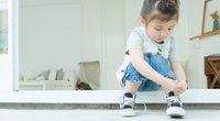 Schuhe binden: Wie lernen Kinder Schuhe zu schnüren?