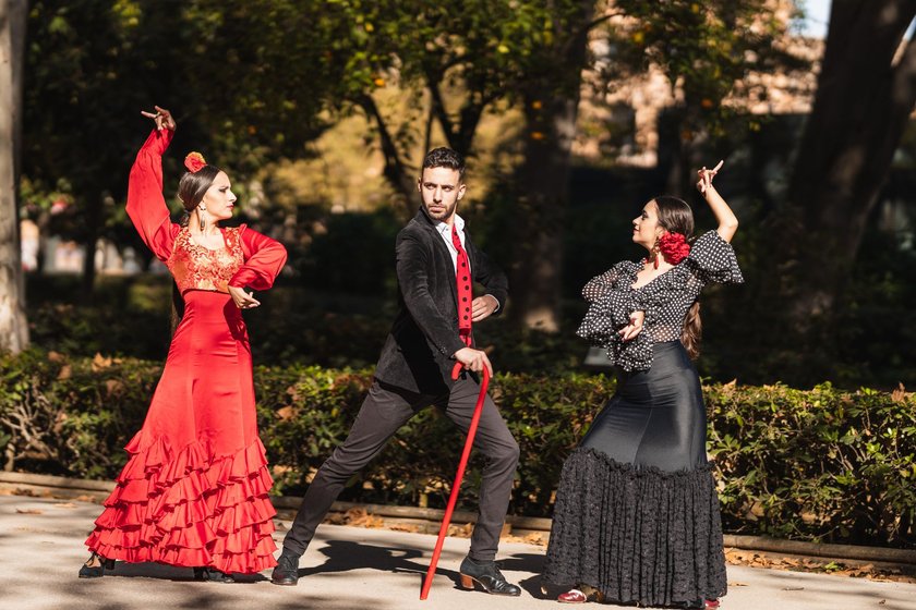 Zwei Flamenco-Tänzerinnen und ein Tänzer