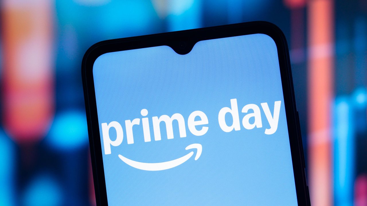 Photo illustration in Canada - 05 Jul 2025 In this photo illustration, the Amazon Prime Day logo is seen displayed on a smartphone screen. Canada Copyright: xThomasxFullerx/xSOPAxImagesx TFSPI_05072025-8684