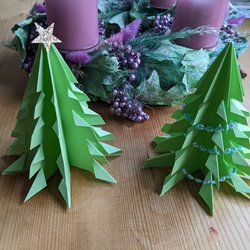 Du brauchst nur Papier & Schere: So faltest du diesen hübschen Origami- Weihnachtsbaum