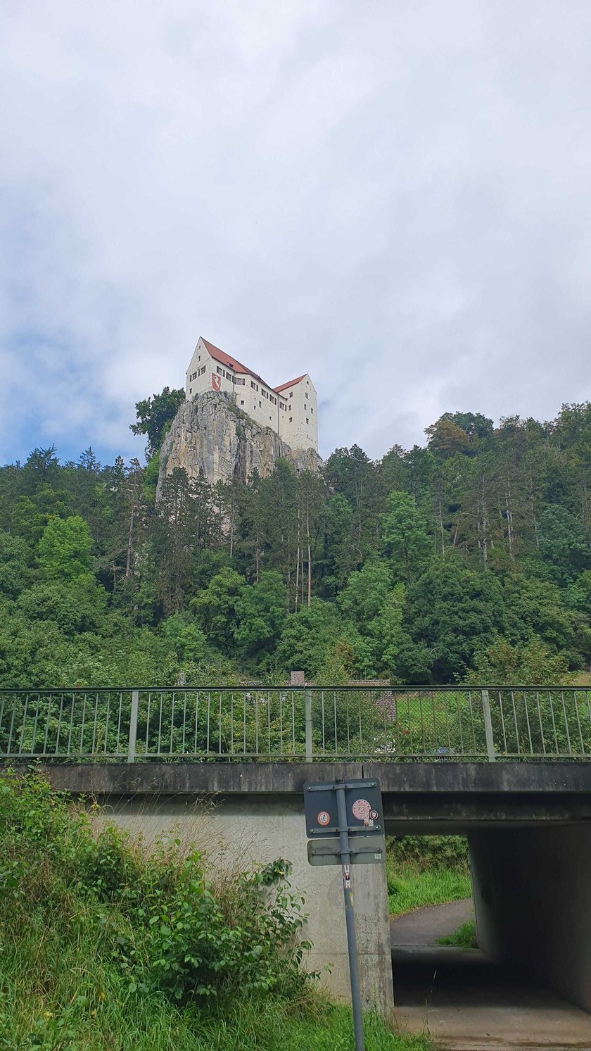 Am Fuße der Burg Prunn