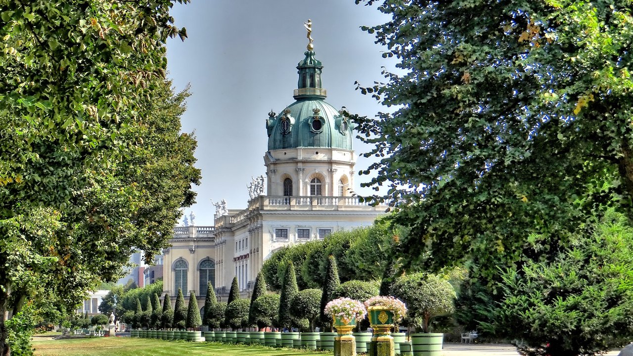 Dieses Prachtschloss mit seinem königlichen Garten steht tatsächlich im Norden Deutschlands.