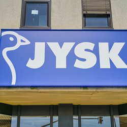 Puristisch und schick: Der helle Beistelltisch von Jysk ist ein Must-Have