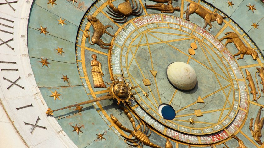 Astrologische Sonnenuhr an einem alten Gebäude