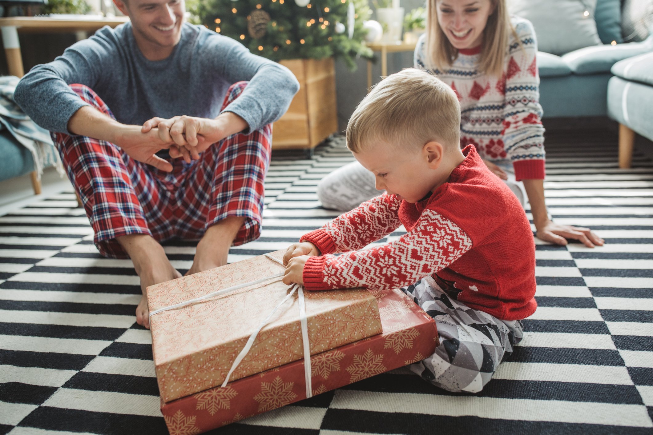 Kind packt Weihnachtsgeschenke aus
