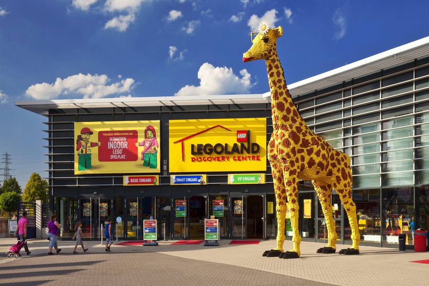 Lebensgroße Lego-Giraffe vor dem Legoland Discovery Centre