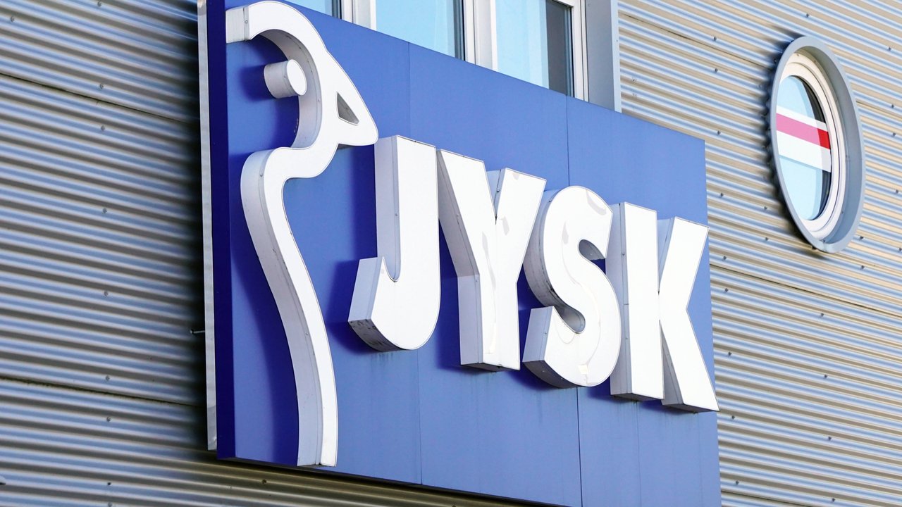 In schlichten Badezimmern macht der Seegras-Toilettenpapierhalter von Jysk eine gute Figur.