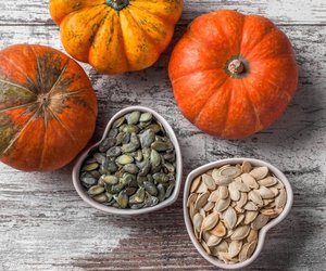 Krasser Herbst-Hack: So schneidest du einen Hokkaido-Kürbis in 2 Minuten