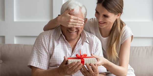 Geschenke für Oma und Opa: Diese Ideen kommen von Herzen